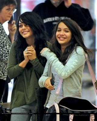 Vanessa-LAX-vanessa-anne-hudgens-9065527-320-400