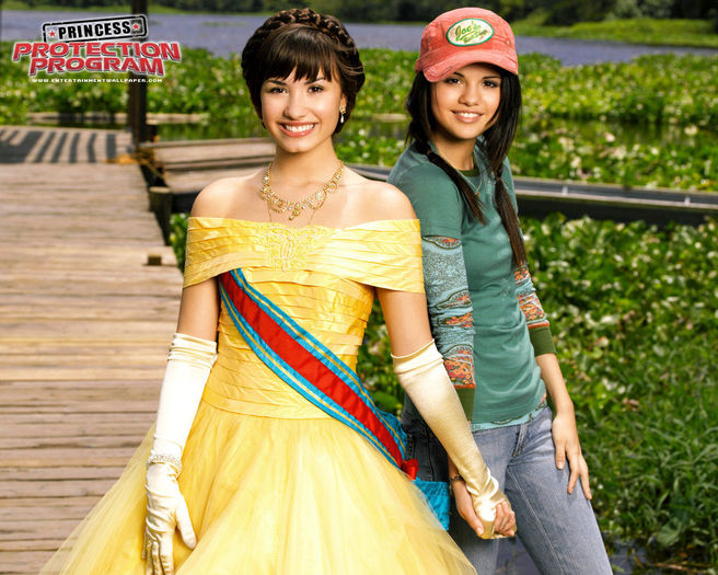 princess_protection_program04 - Selena Gomez Si Demi Lovato