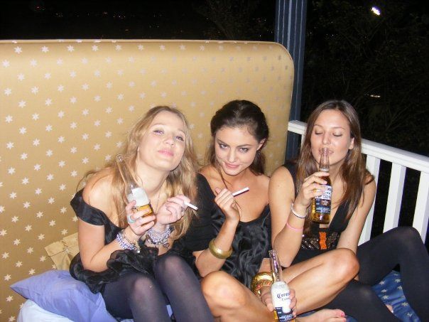 Phoebe-cariba-heine-and-phoebe-tonkin-3398538-604-453