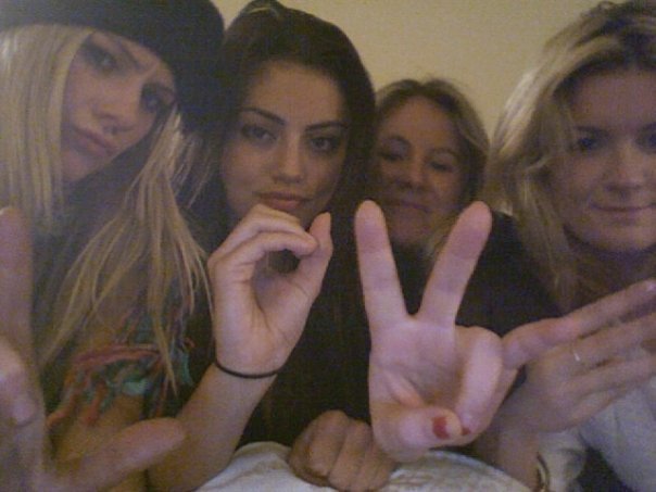 Phoebe-cariba-heine-and-phoebe-tonkin-6451055-604-453