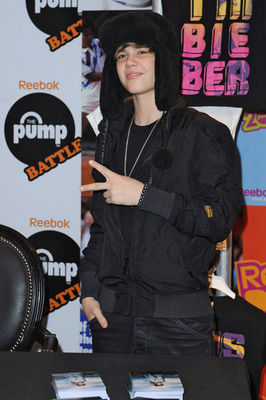  - 0_0 Justin meets fans at Citadium in Paris 0_0