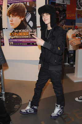  - 0_0 Justin meets fans at Citadium in Paris 0_0