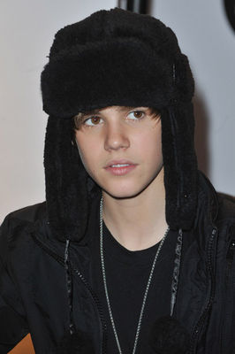  - 0_0 Justin meets fans at Citadium in Paris 0_0