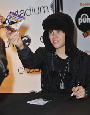  - 0_0 Justin meets fans at Citadium in Paris 0_0