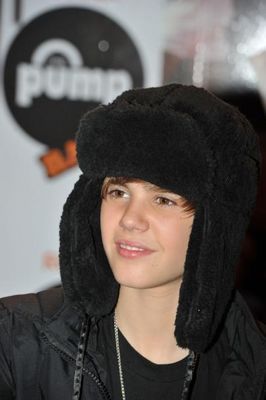  - 0_0 Justin meets fans at Citadium in Paris 0_0