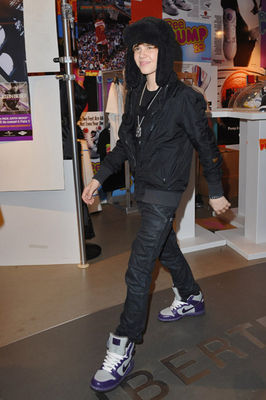  - 0_0 Justin meets fans at Citadium in Paris 0_0