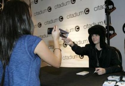  - 0_0 Justin meets fans at Citadium in Paris 0_0