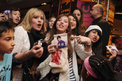  - 0_0 Justin meets fans at Citadium in Paris 0_0