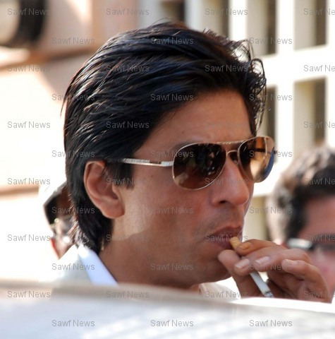 shahrukh-khan-in-troubles-again-for-smoking-in-amritsar-college1 - Shahrukh Khan