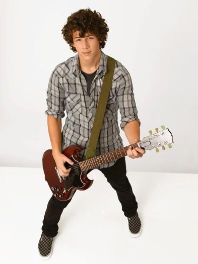 nick-3-nick-jonas-2454475-567-758