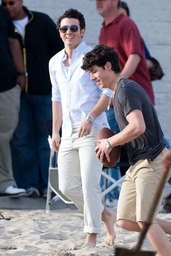 Kevin+and+Nick+are+funny+06xPHqWasIGl - Kevin and Nick Jonas on Set