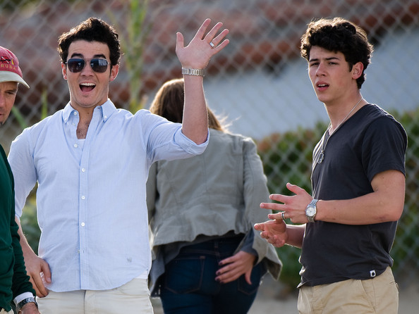 Kevin+and+Nick+are+funny+31iEvpc4LWLl - Kevin and Nick Jonas on Set