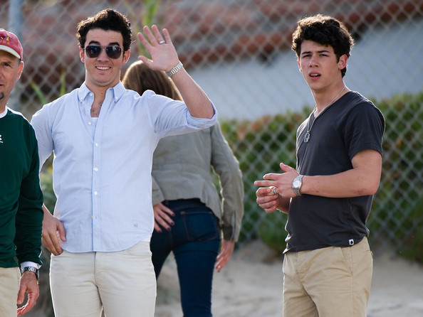 Kevin+and+Nick+are+funny+GG6oTN7KtOol - Kevin and Nick Jonas on Set