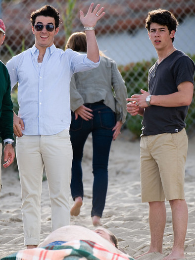 Kevin+and+Nick+are+funny+OpoRRYu5P8Kl - Kevin and Nick Jonas on Set