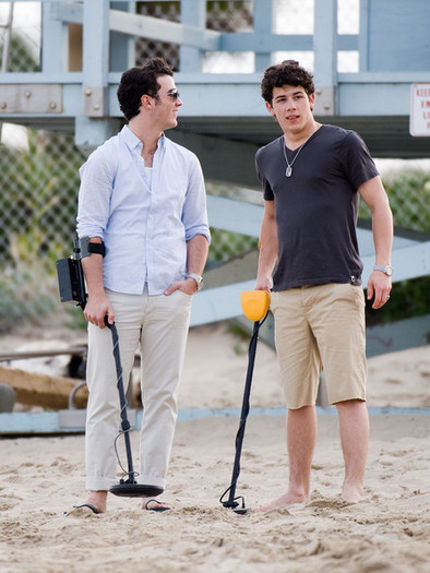 Kevin+and+Nick+are+funny+-yojQRQ5c7Zl - Kevin and Nick Jonas on Set