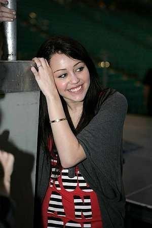 10513212_RABSJKMYH - Miley Cyrus