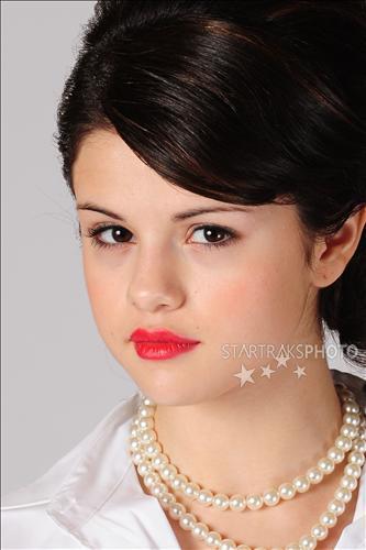 Selena-photoshoot-selena-gomez-6009346-333-500