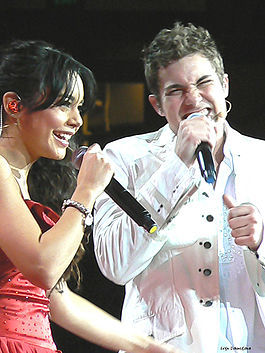 265px-Vanessa_Anne_Hudgens_and_Drew_Seeley - 1Toate pozele mele1