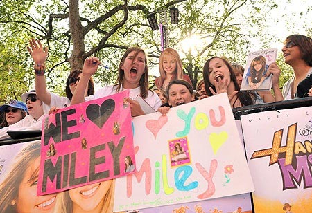 image-6-for-hannah-montana-the-movie-london-film-premiere-gallery-615548756 - 1Toate pozele mele1