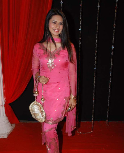 Roshni-Chopra-Gracy-Singh-and-many-other-TV-celebs-at-Zee-Rishtey-Awards-61 - 000Divyanka shi Sharad-pics new