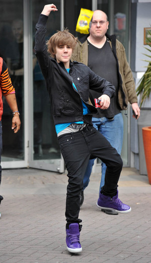 Bieber+plays+toss+aP3GXWjhd4nl - Justin Bieber Leaves MTV Studios