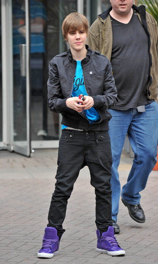 Bieber+plays+toss+fzjGiXDhykIl - Justin Bieber Leaves MTV Studios