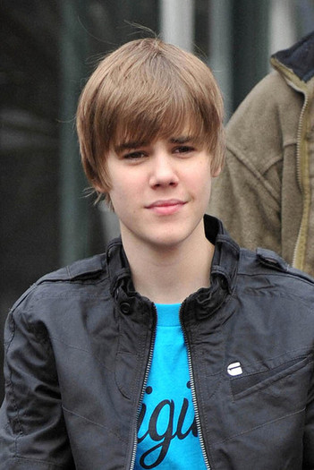 Bieber+plays+toss+H-JvQmuO7Ajl - Justin Bieber Leaves MTV Studios