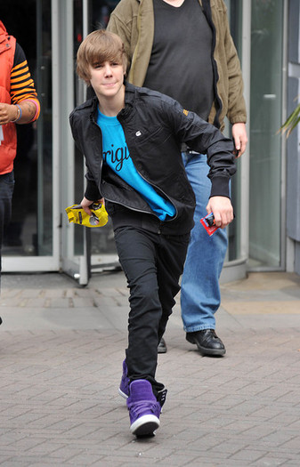 Bieber+plays+toss+UGGpLFpCqe1l - Justin Bieber Leaves MTV Studios