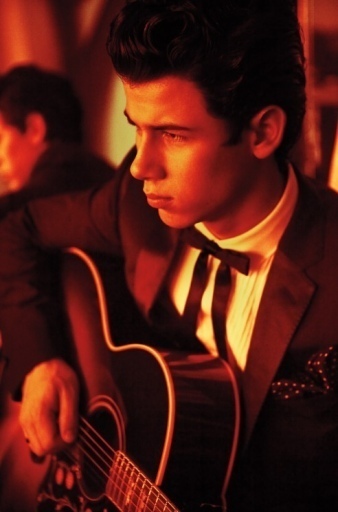 VMan-Magazine-by-Mario-Testino-nick-jonas-10365808-338-512