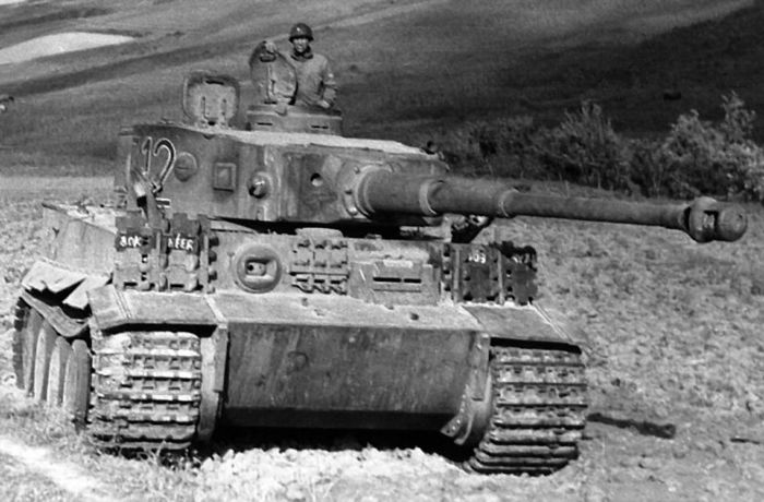 800px-TigerITankTunis[1] - tancuri