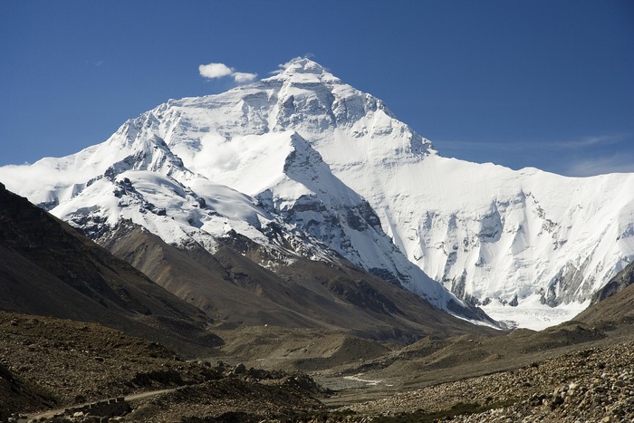 Everest_North_Face_toward_Base_Camp_Tibet_Luca_Galuzzi_2006 - munti
