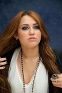 12282316_ZBNKWZRDD - Miley Cyrus interviu Last Song