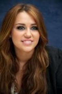 12282325_EFWZMSFCB - Miley Cyrus interviu Last Song