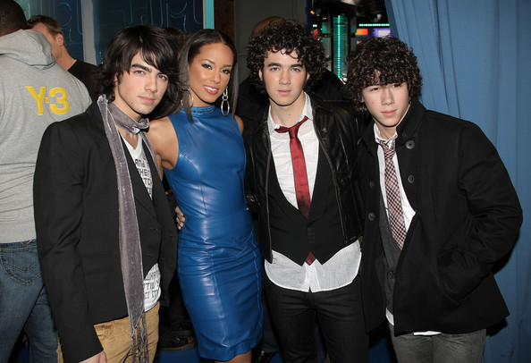 MTV+TRL+Presents+Jessica+Alba+Alicia+Keys+wEcxNSmOQuSl - MTV TRL Presents Jessica Alba Alicia Keys and Jonas Brothers