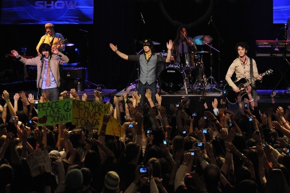 Jonas+Brothers+Perform+CBS+News+Early+Show+tnSmNKym0xLl - The Jonas Brothers Perform On CBS News The Early Show