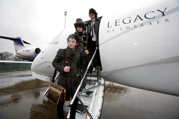 Jonas+Brothers+Arrive+UK+Private+Jet+b4ufLFujJIhl - Jonas Brothers Arrive in UK on Private Jet
