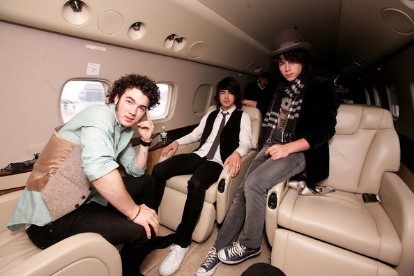 Jonas+Brothers+Arrive+UK+Private+Jet+ozPPKSZLam6l - Jonas Brothers Arrive in UK on Private Jet