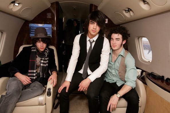 Jonas+Brothers+Arrive+UK+Private+Jet+zw2mQnfvrJwl - Jonas Brothers Arrive in UK on Private Jet