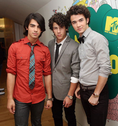  - MTV TRL Present Jonas Brothers  The Cast Of American Mal