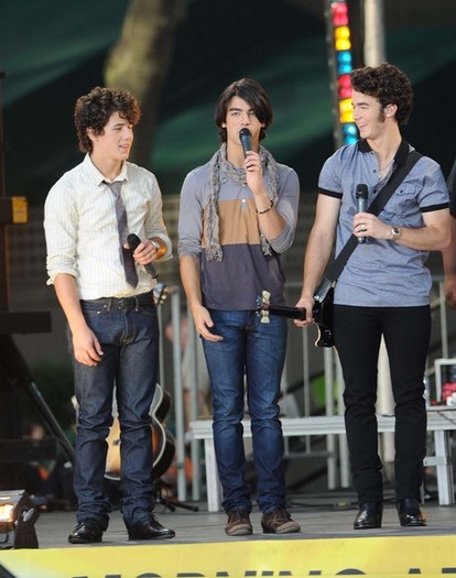 Jonas+Brothers+Perform+ABC+Good+Morning+America+S3kiUVZ-d-8l - The Jonas Brothers Perform On ABCsGood Morning America