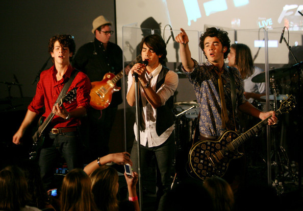 Jonas+Brothers+Perform+Apple+Store+Soho+2lLwn7ZHRPsl - Jonas Brothers Perform At Apple Store Soho