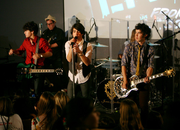 Jonas+Brothers+Perform+Apple+Store+Soho+MGLGzF4f-ONl - Jonas Brothers Perform At Apple Store Soho