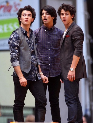 Jonas+Brothers+Filming+Promo+Their+New+Movie+2pGnElXOc1Ul - The Jonas Brothers Filming A Promo For Their New Movie