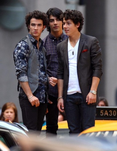 Jonas+Brothers+Filming+Promo+Their+New+Movie+8OaaxgTWQ69l - The Jonas Brothers Filming A Promo For Their New Movie