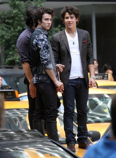 Jonas+Brothers+Filming+Promo+Their+New+Movie+9eWINWUfDI6l - The Jonas Brothers Filming A Promo For Their New Movie