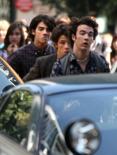 Jonas+Brothers+Filming+Promo+Their+New+Movie+9IX2kjVFFUYl - The Jonas Brothers Filming A Promo For Their New Movie