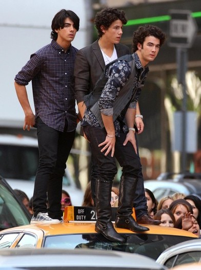 Jonas+Brothers+Filming+Promo+Their+New+Movie+62SfHEGPNk5l - The Jonas Brothers Filming A Promo For Their New Movie