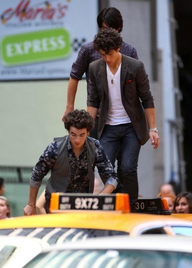 Jonas+Brothers+Filming+Promo+Their+New+Movie+E-ygSl76hb-l - The Jonas Brothers Filming A Promo For Their New Movie