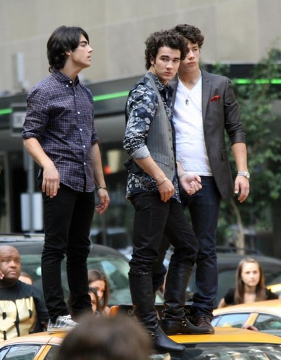 Jonas+Brothers+Filming+Promo+Their+New+Movie+h0sE-Rt2Y0nl - The Jonas Brothers Filming A Promo For Their New Movie