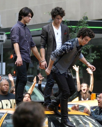 Jonas+Brothers+Filming+Promo+Their+New+Movie+OGuWtw8oR0Ol - The Jonas Brothers Filming A Promo For Their New Movie